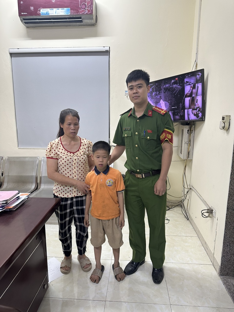 Từ chiếc áo đồng phục, Công an phường Xuân Đỉnh đã nhanh chóng truy tìm ra thân nhân cho cháu bé từ Ninh Bình đi lạc khi lên Hà Nội- Ảnh 1.
