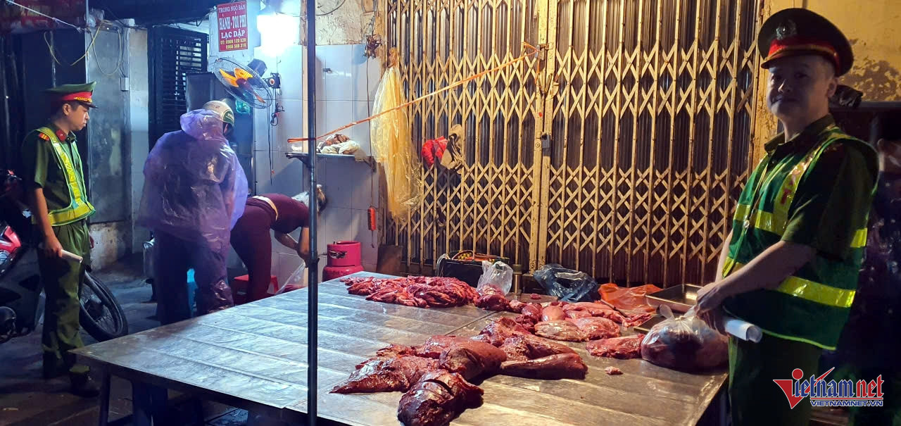Rạng sáng, đột kích 'điểm nóng' thịt, xương bò vỉa hè ở Hà Nội- Ảnh 1.