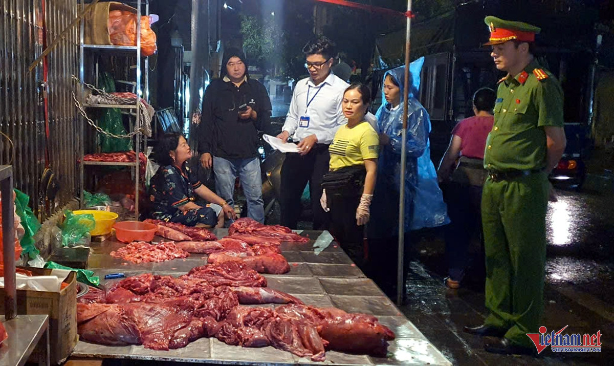 Rạng sáng, đột kích 'điểm nóng' thịt, xương bò vỉa hè ở Hà Nội- Ảnh 2.