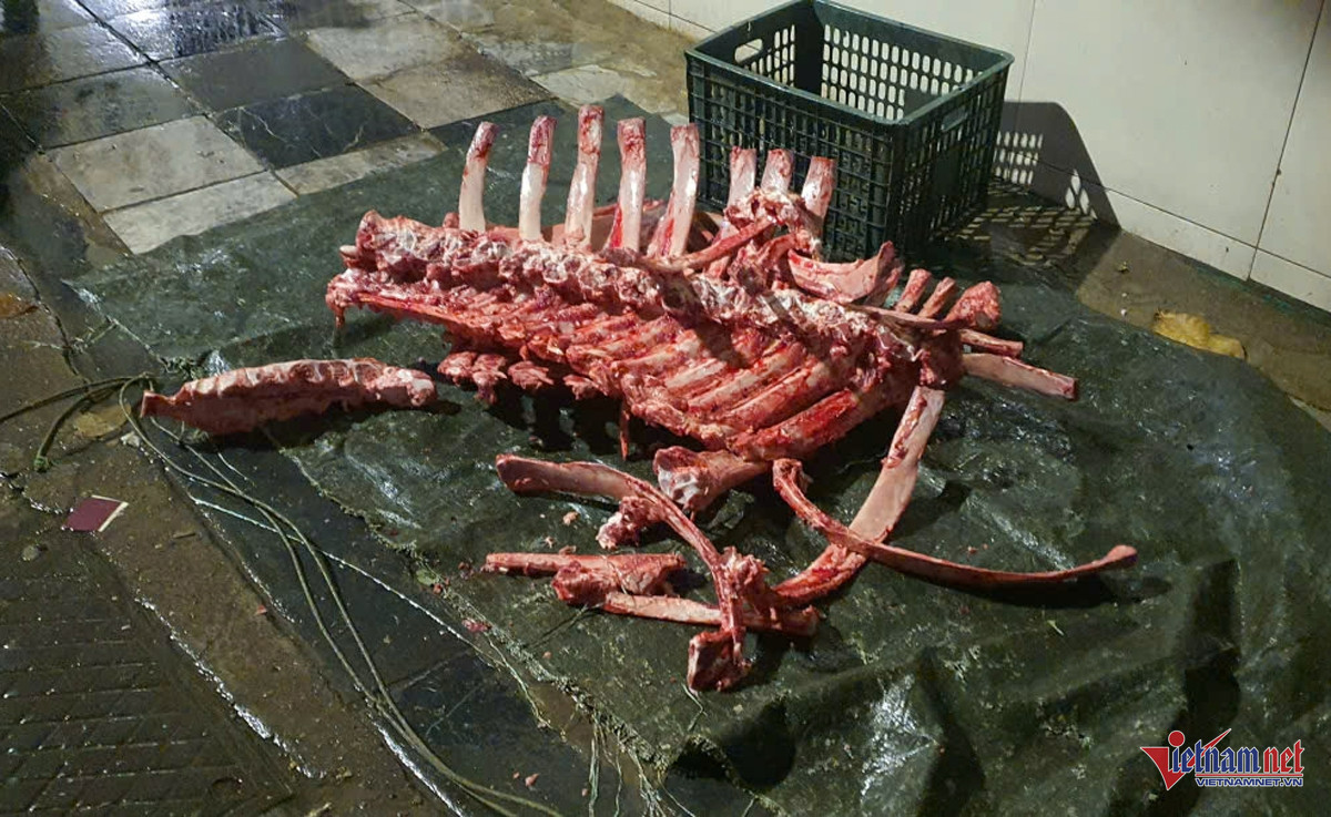 Rạng sáng, đột kích 'điểm nóng' thịt, xương bò vỉa hè ở Hà Nội- Ảnh 3.
