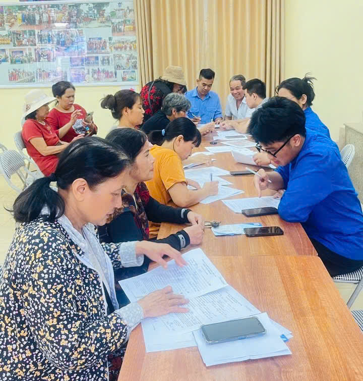 “Đi từng nhà, phục vụ tận nơi" - Nam Phù đưa dịch vụ công đến gần người yếu thế- Ảnh 1.