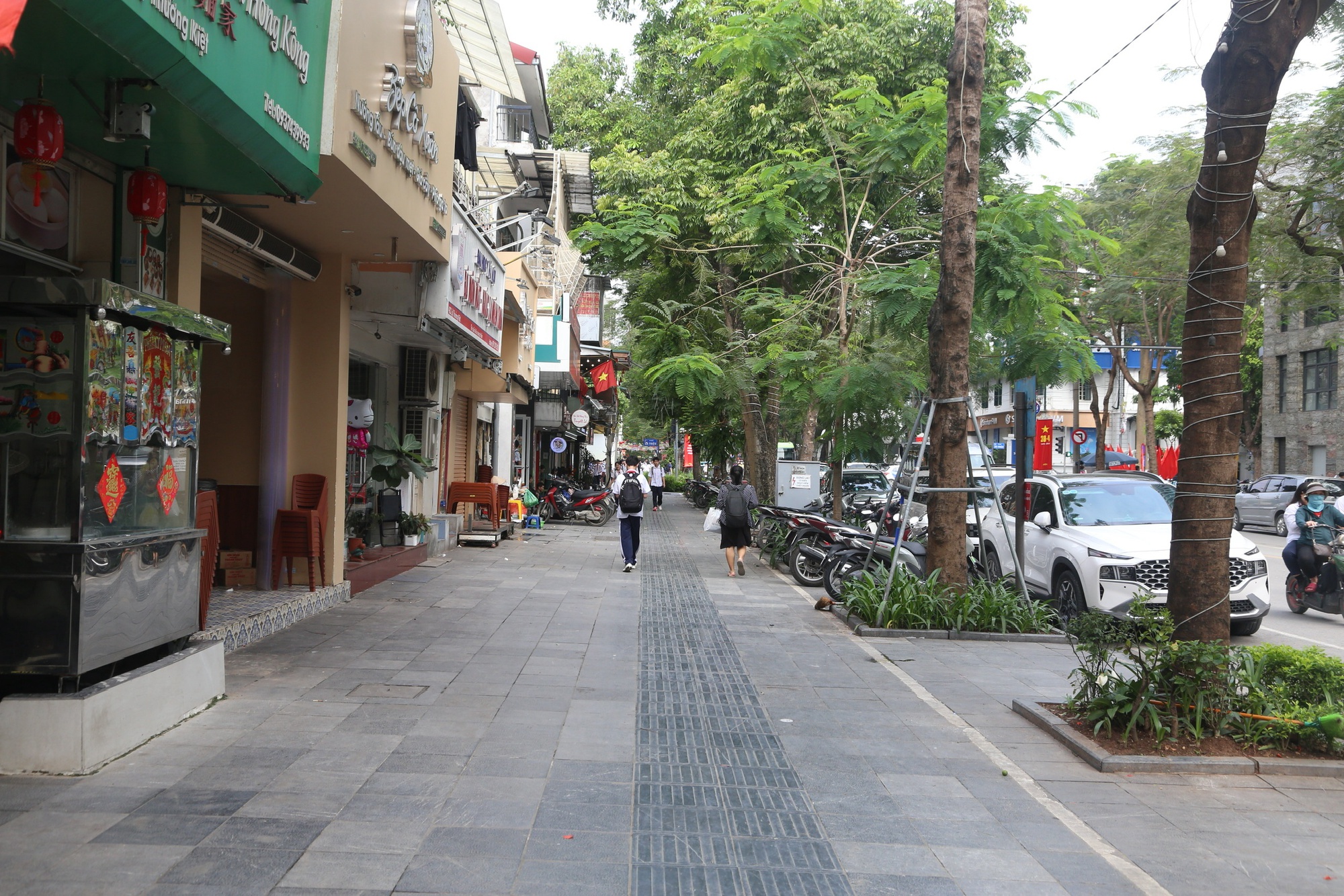 Vỉa hè Hà Nội thông thoáng, hộ kinh doanh mong sớm có cơ chế thuê- Ảnh 1.