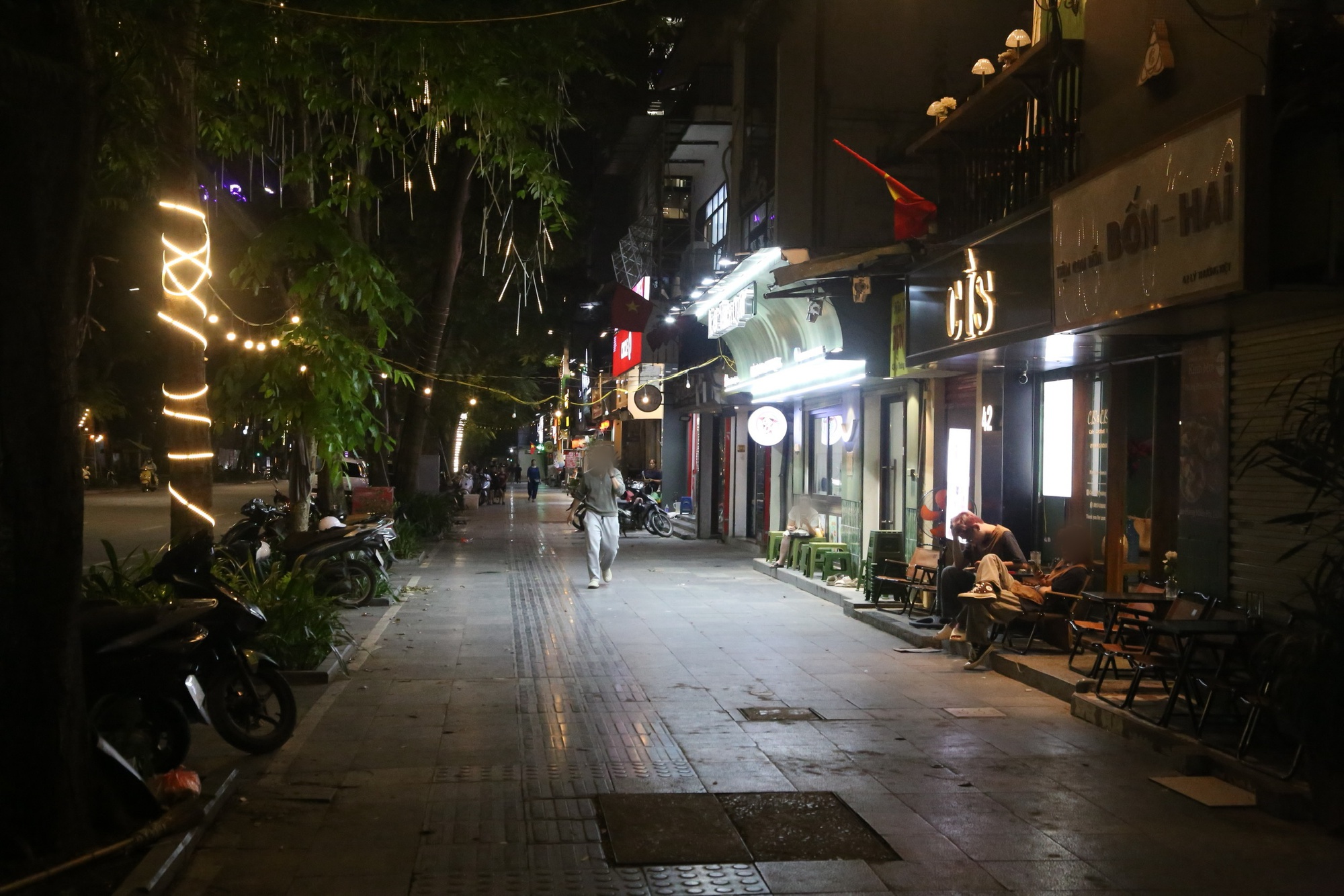 Vỉa hè Hà Nội thông thoáng, hộ kinh doanh mong sớm có cơ chế thuê- Ảnh 2.