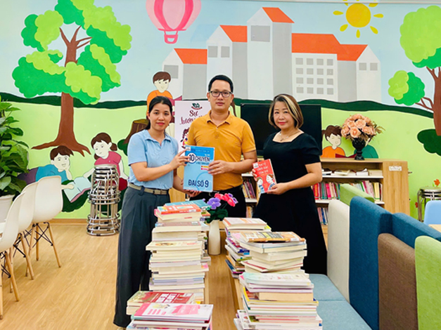 Trung tâm Văn hóa và Thư viện thành phố luân chuyển sách về các trường học đợt 1 trên địa bàn xã Ô Diên- Ảnh 1.