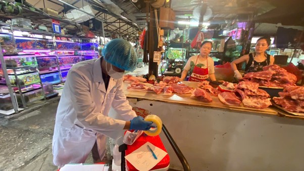 PHƯỜNG GIẢNG VÕ TĂNG CƯỜNG KIỂM TRA, LẤY MẪU KIỂM NGHIỆM TẠI CÁC CHỢ CỐ ĐỊNH TRONG THÁNG CAO ĐIỂM AN TOÀN THỰC PHẨM NĂM 2026- Ảnh 3.