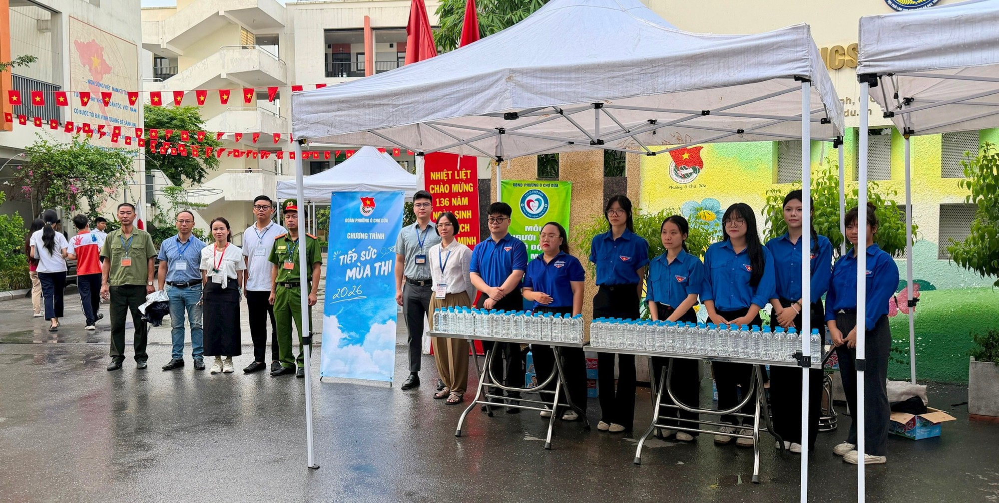 Phường Ô Chợ Dừa bảo đảm an toàn cho sĩ tử trong ngày thi đầu tiên vào lớp 10- Ảnh 1.