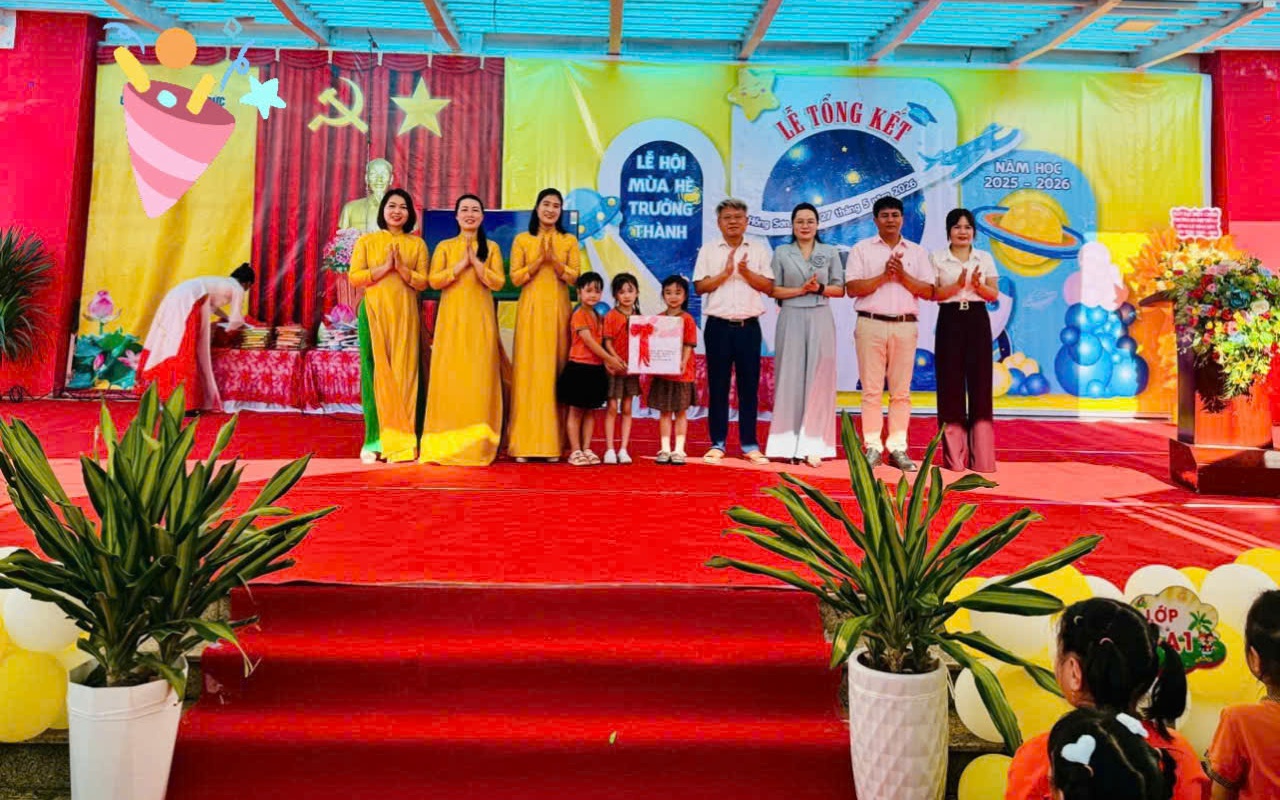 Lãnh đạo xã Hồng Sơn thăm, tặng quà thiếu nhi nhân Ngày Quốc tế Thiếu nhi 1/6