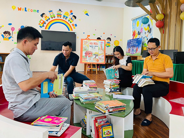 Trung tâm Văn hóa và Thư viện thành phố luân chuyển sách về các trường học đợt 1 trên địa bàn xã Ô Diên- Ảnh 2.