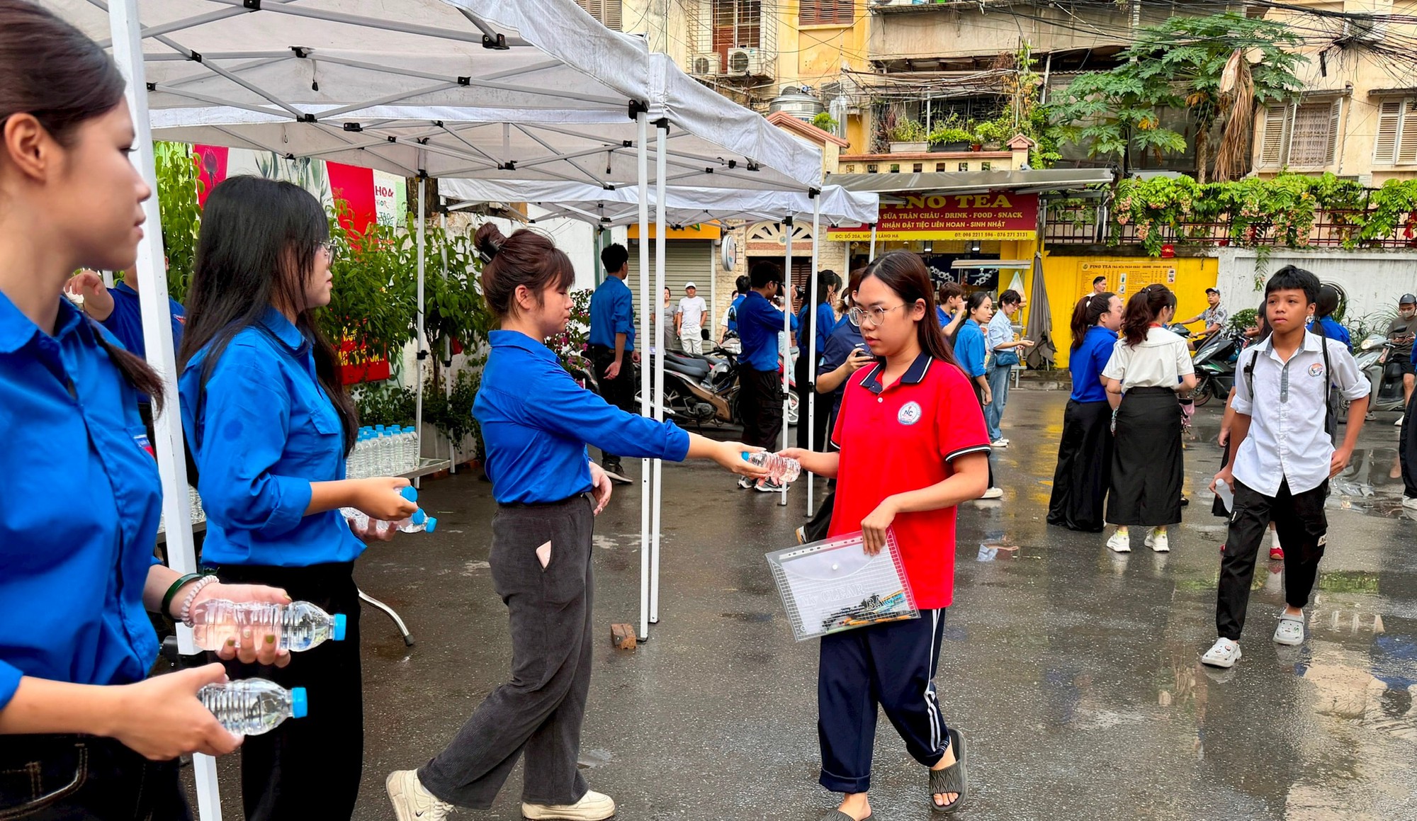 Phường Ô Chợ Dừa bảo đảm an toàn cho sĩ tử trong ngày thi đầu tiên vào lớp 10- Ảnh 4.