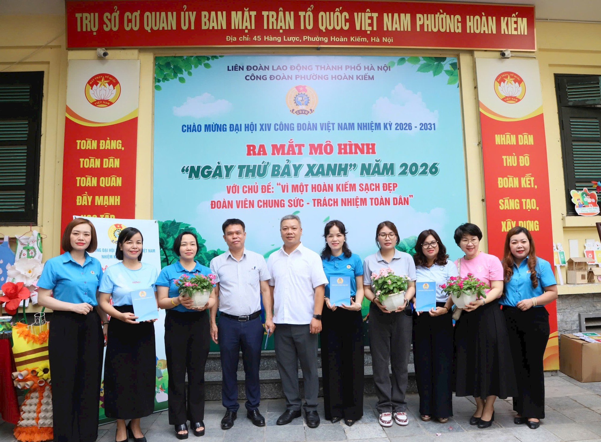 Công đoàn viên phường Hoàn Kiếm nhiệt tình hưởng ứng "Ngày thứ 7 xanh"- Ảnh 1.