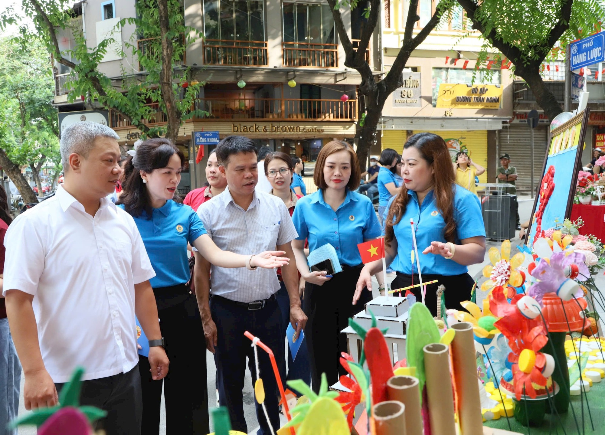 Công đoàn viên phường Hoàn Kiếm nhiệt tình hưởng ứng "Ngày thứ 7 xanh"- Ảnh 3.