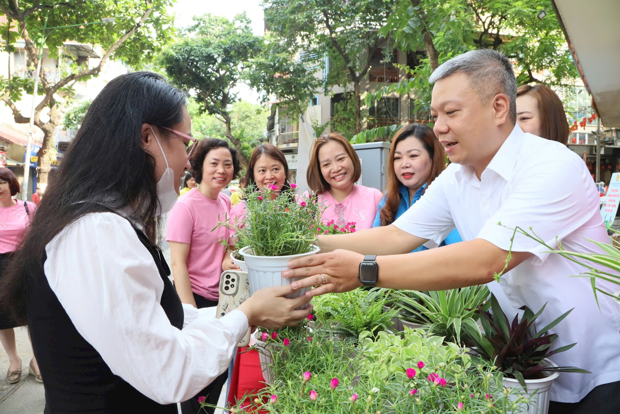 Công đoàn viên phường Hoàn Kiếm nhiệt tình hưởng ứng "Ngày thứ 7 xanh"- Ảnh 2.
