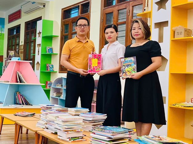 Trung tâm Văn hóa và Thư viện thành phố luân chuyển sách về các trường học đợt 1 trên địa bàn xã Ô Diên- Ảnh 3.