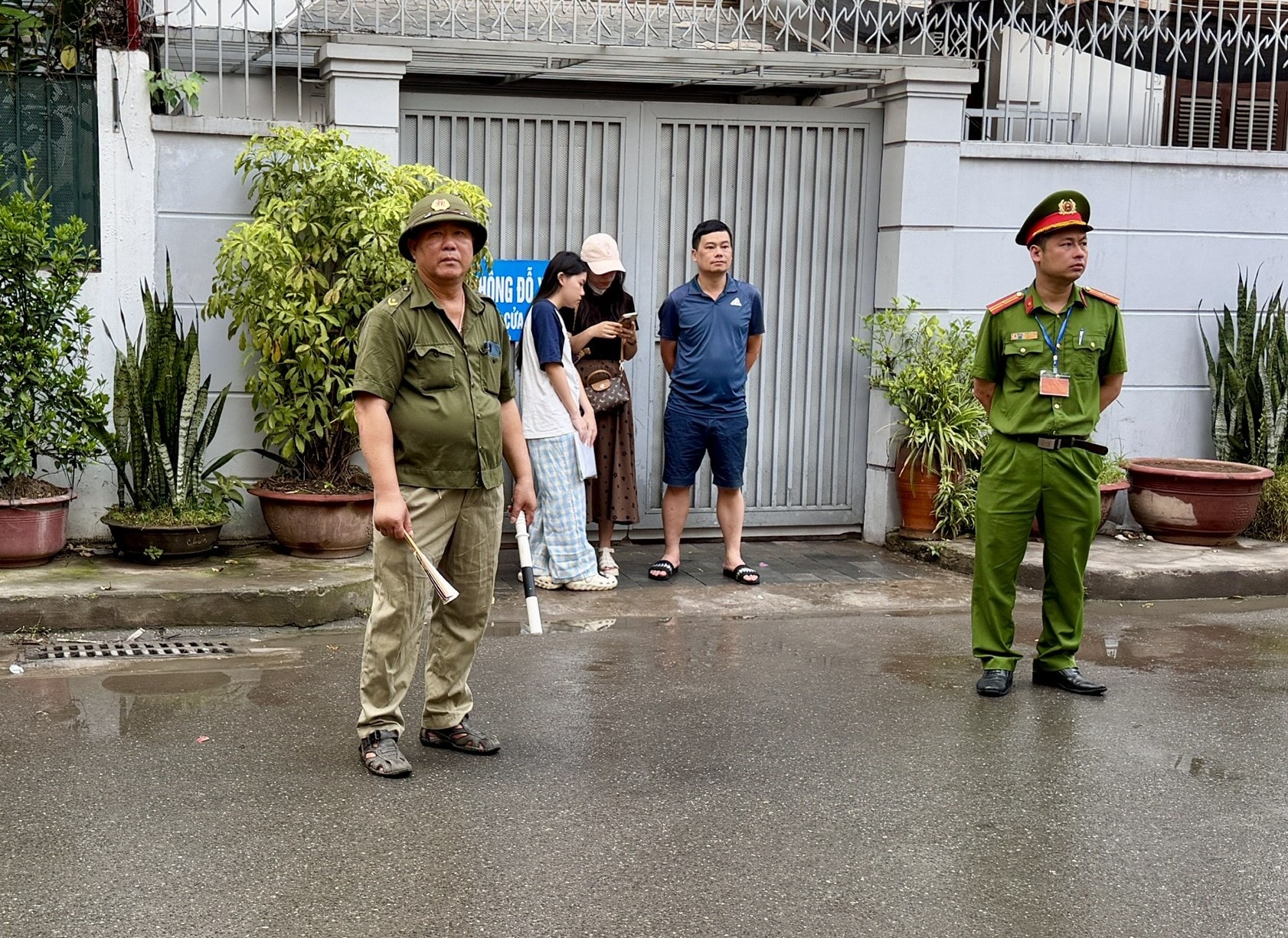 Phường Ô Chợ Dừa bảo đảm an toàn cho sĩ tử trong ngày thi đầu tiên vào lớp 10- Ảnh 2.