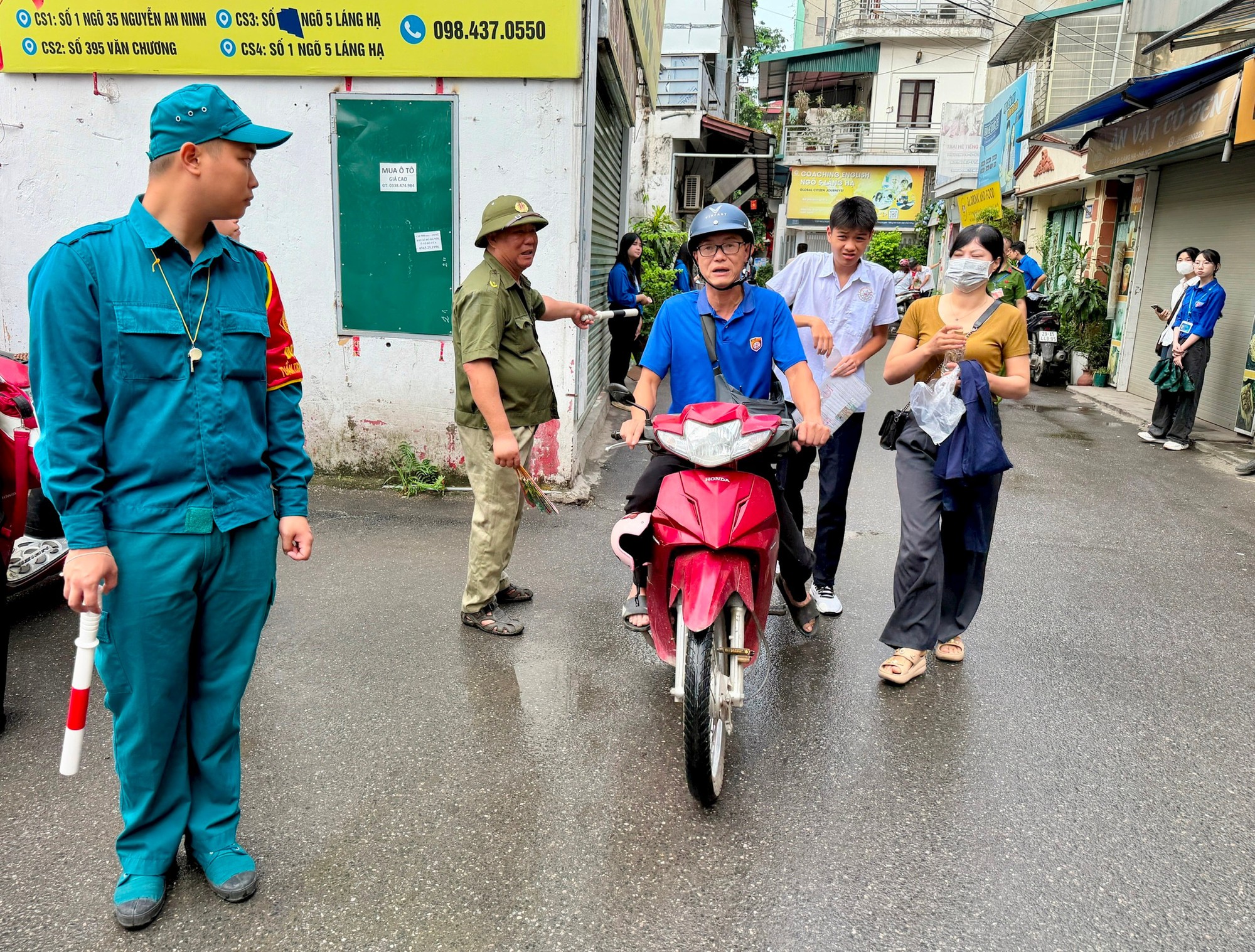 Phường Ô Chợ Dừa bảo đảm an toàn cho sĩ tử trong ngày thi đầu tiên vào lớp 10- Ảnh 3.