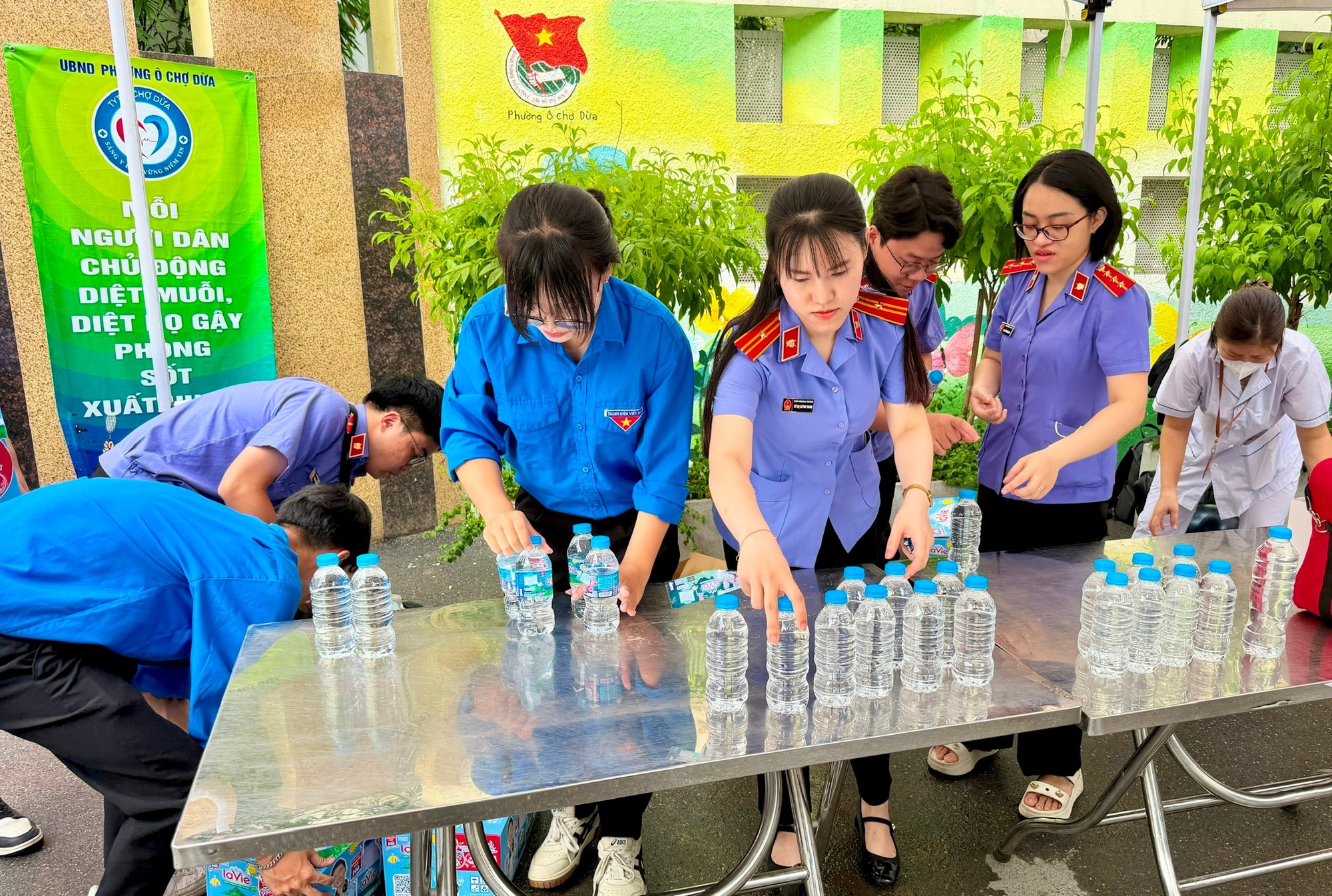 Phường Ô Chợ Dừa bảo đảm an toàn cho sĩ tử trong ngày thi đầu tiên vào lớp 10- Ảnh 6.