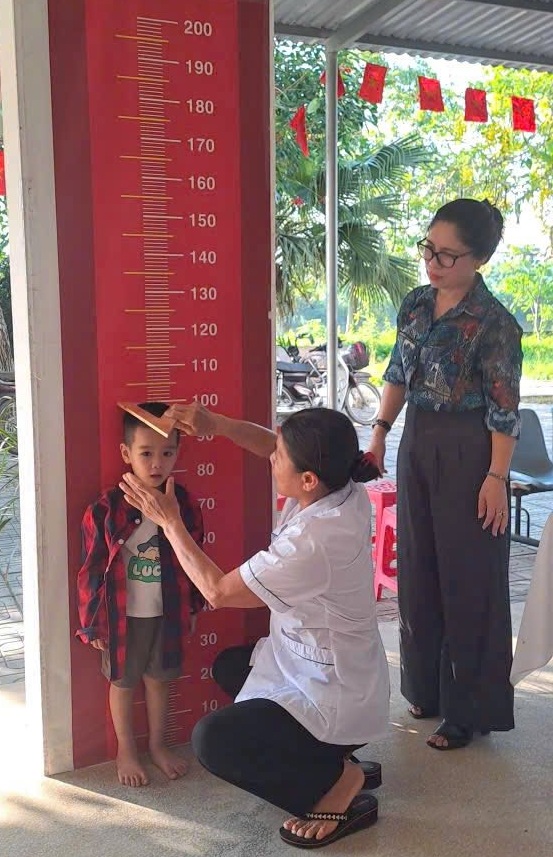 Rộn ràng ngày đầu thực hiện Chiến dịch bổ sung Vitamin A đợt 1 và triển khai các hoạt động Ngày vi chất dinh dưỡng năm 2026- Ảnh 1.
