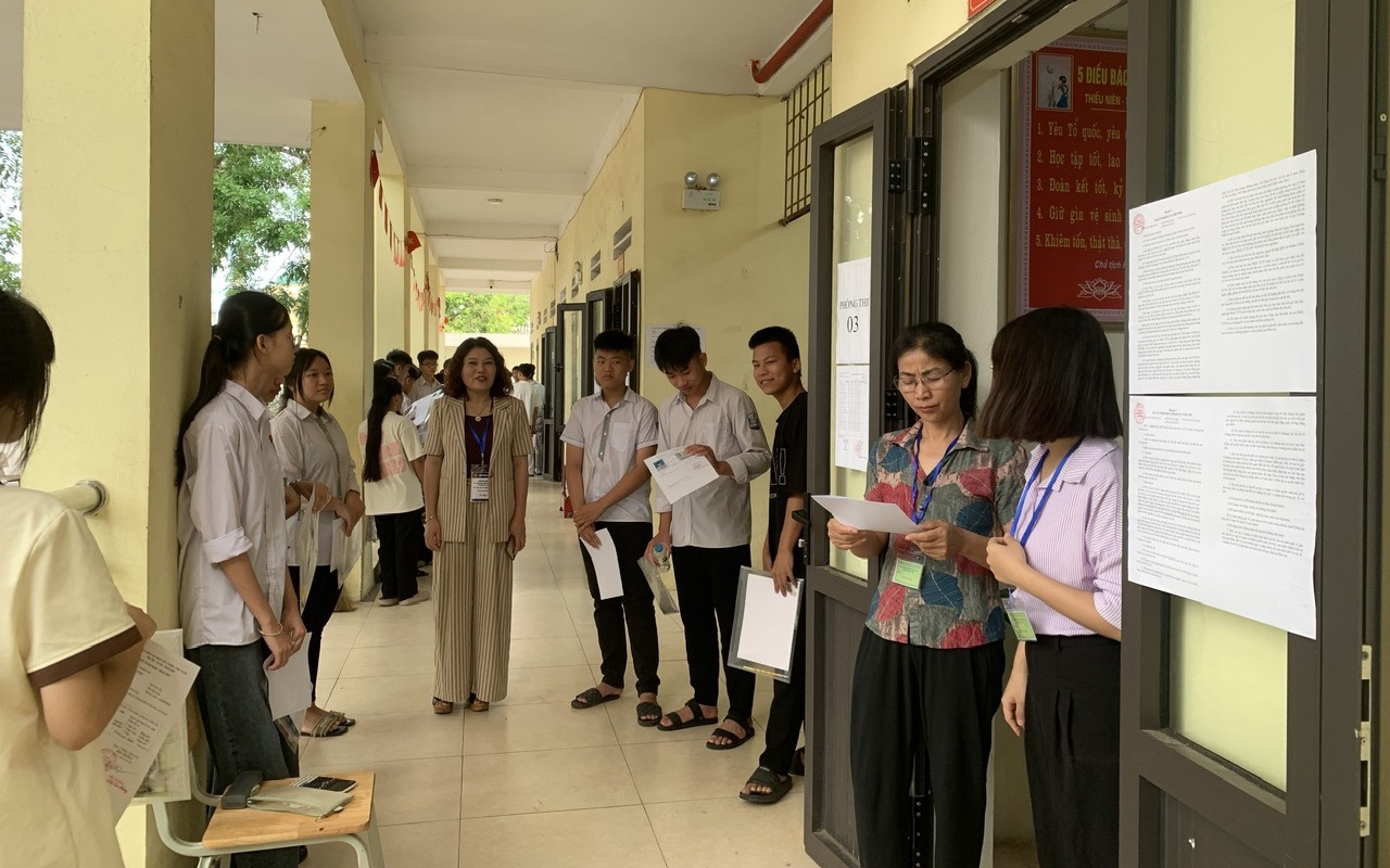 Đồng chí Phó Chủ tịch UBND xã kiểm tra, động viên tại 2 điểm thi tuyển sinh vào lớp 10 THPT
