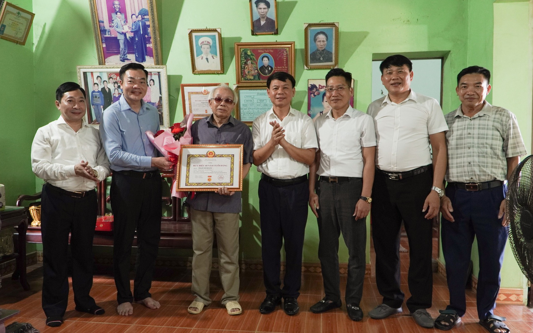 Lãnh đạo xã Đại Xuyên trao huy hiệu Đảng tại nhà cho Đảng viên Lão thành
