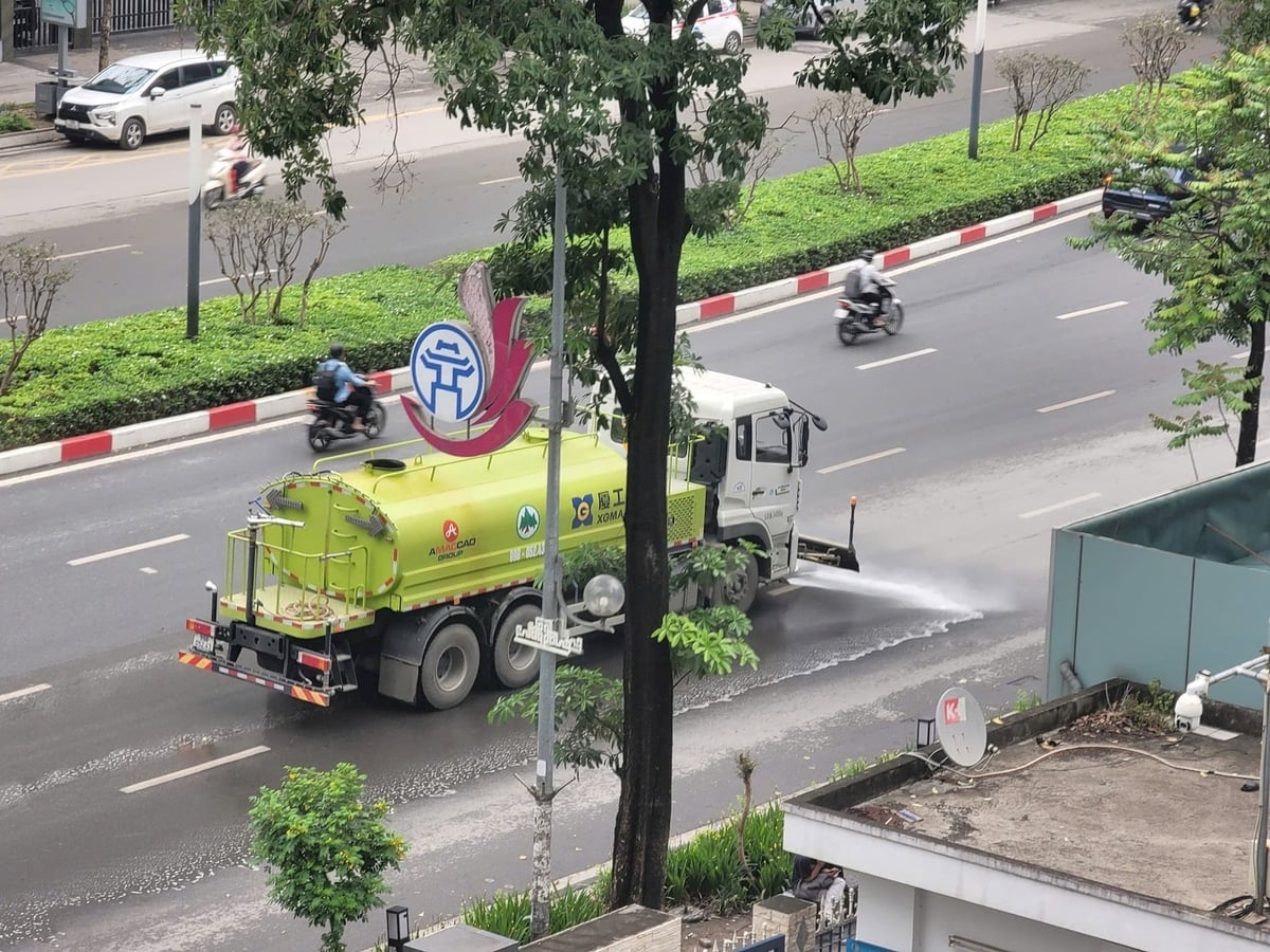 Giữ phố phường sạch đẹp suốt mùa thi lớp 10- Ảnh 1. Giữ phố phường sạch đẹp suốt mùa thi lớp 10- Ảnh 1.