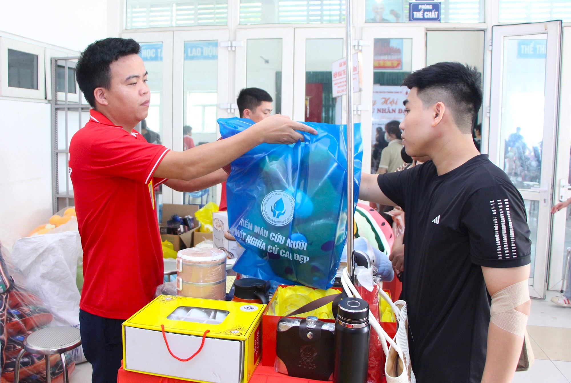 Phường Giảng Võ: Gần 500 đơn vị máu được hiến tặng trong ngày hội hiến máu tình nguyện- Ảnh 4.