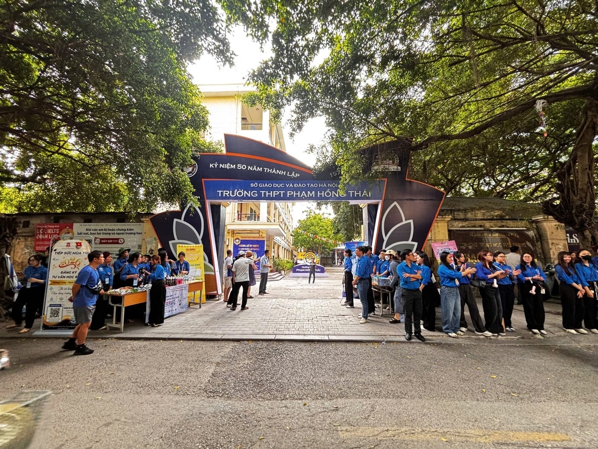Giữ phố phường sạch đẹp suốt mùa thi lớp 10- Ảnh 2. Giữ phố phường sạch đẹp suốt mùa thi lớp 10- Ảnh 2.