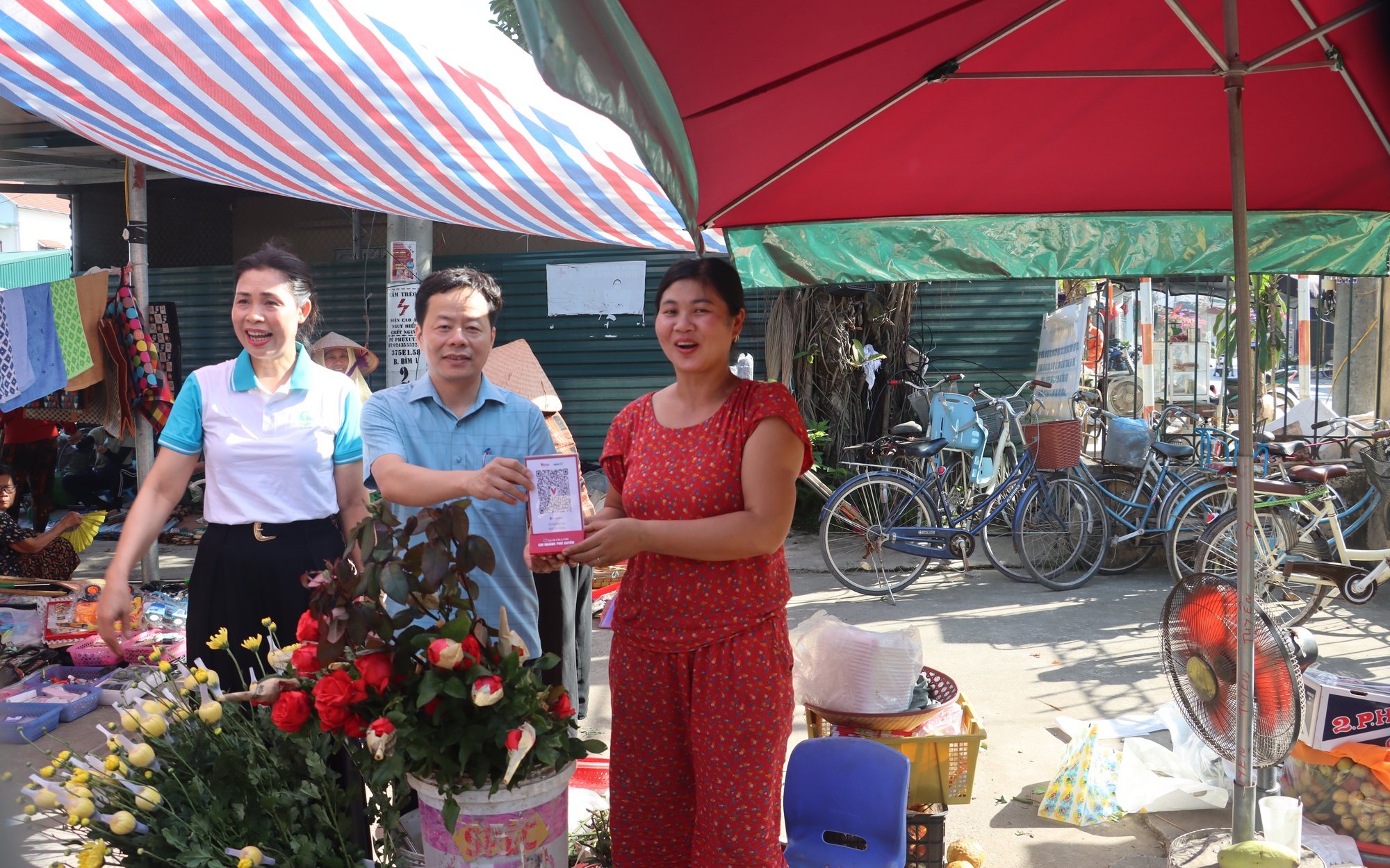 Hội LHPN xã phối hợp triển khai mô hình chợ thông minh