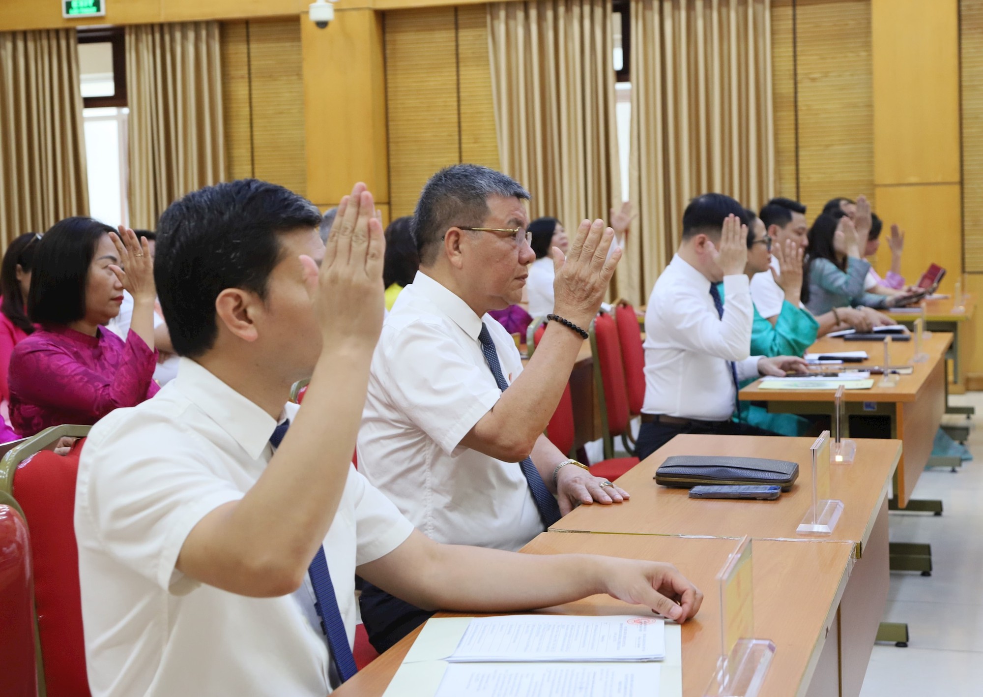Bà Trương Thị Thanh Nhàn được bầu giữ chức Chủ tịch HĐND phường Hoàn Kiếm khoá II- Ảnh 2.