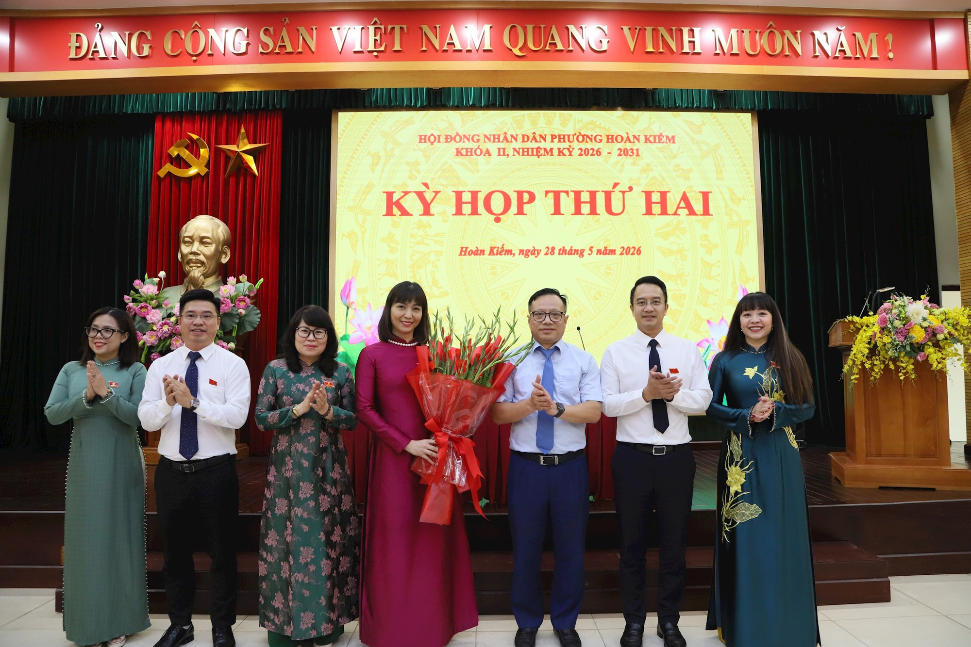 Bà Trương Thị Thanh Nhàn được bầu giữ chức Chủ tịch HĐND phường Hoàn Kiếm khoá II- Ảnh 1.