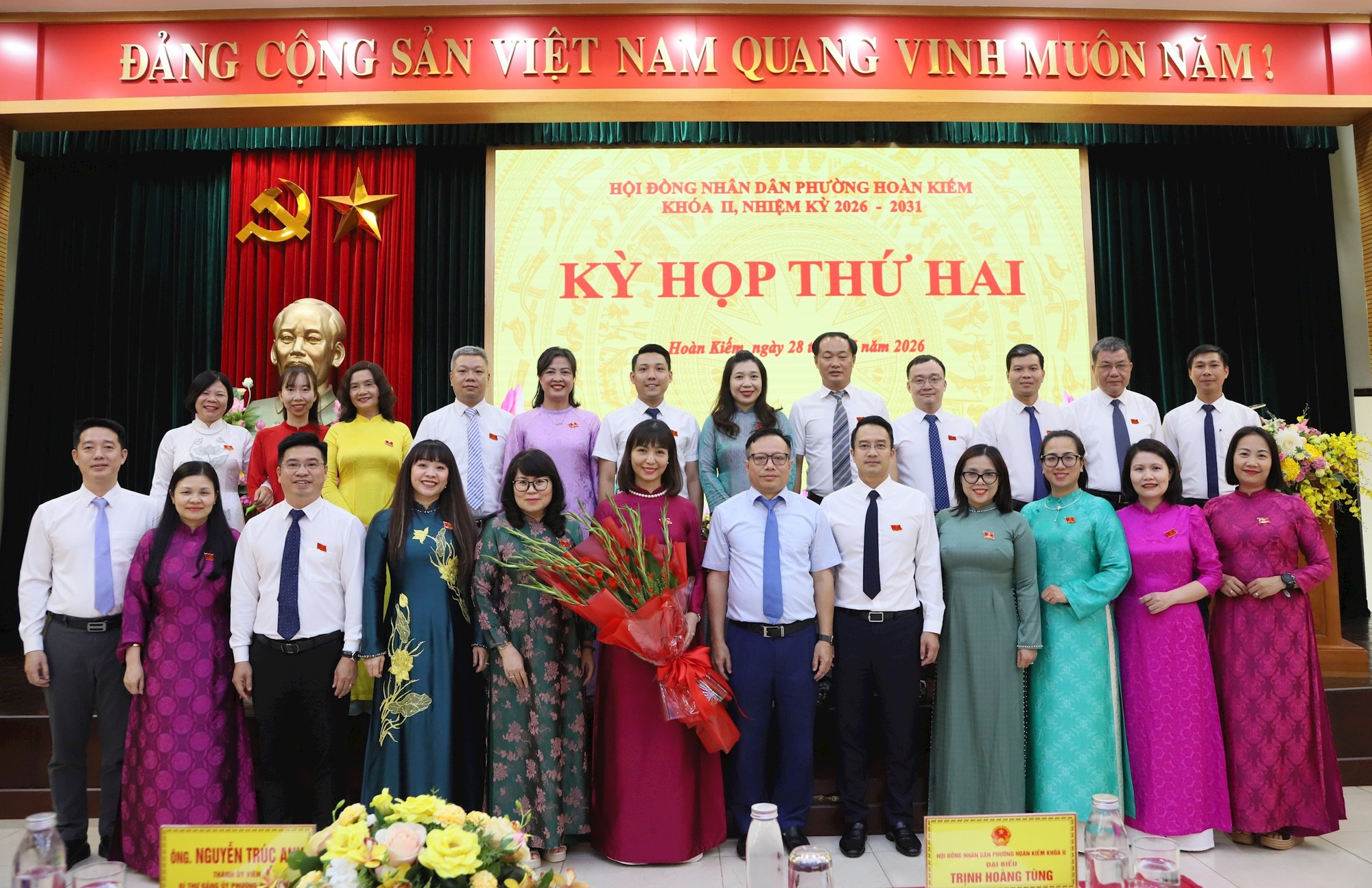Bà Trương Thị Thanh Nhàn được bầu giữ chức Chủ tịch HĐND phường Hoàn Kiếm khoá II- Ảnh 4.