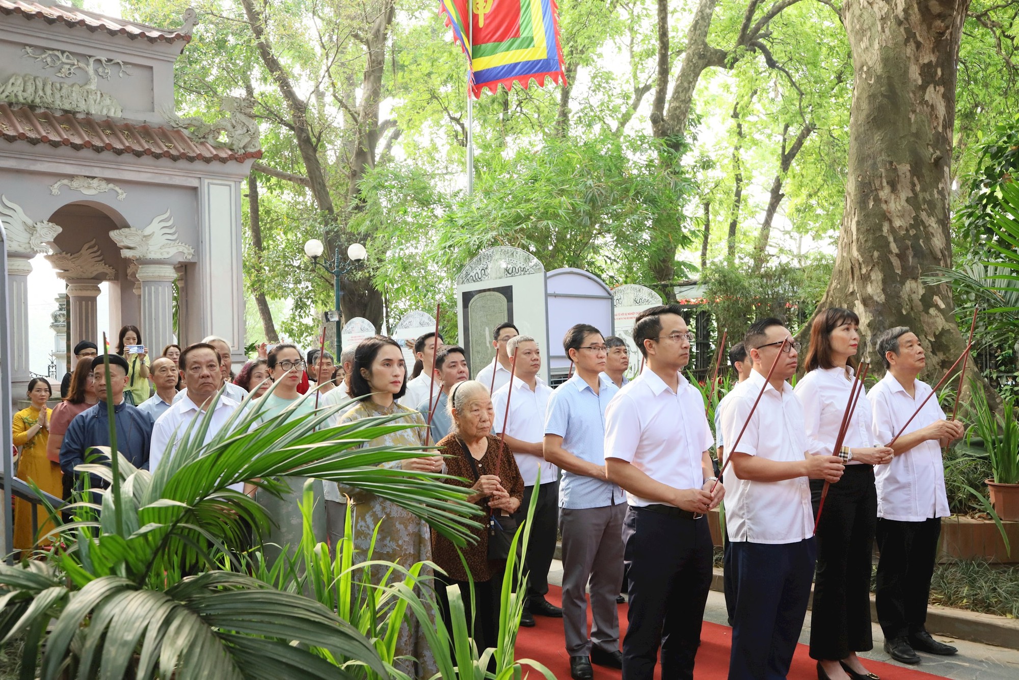 Phường Hoàn Kiếm: Dâng hương kỷ niệm 598 năm ngày Vua Lê Thái Tổ đăng quang- Ảnh 1.