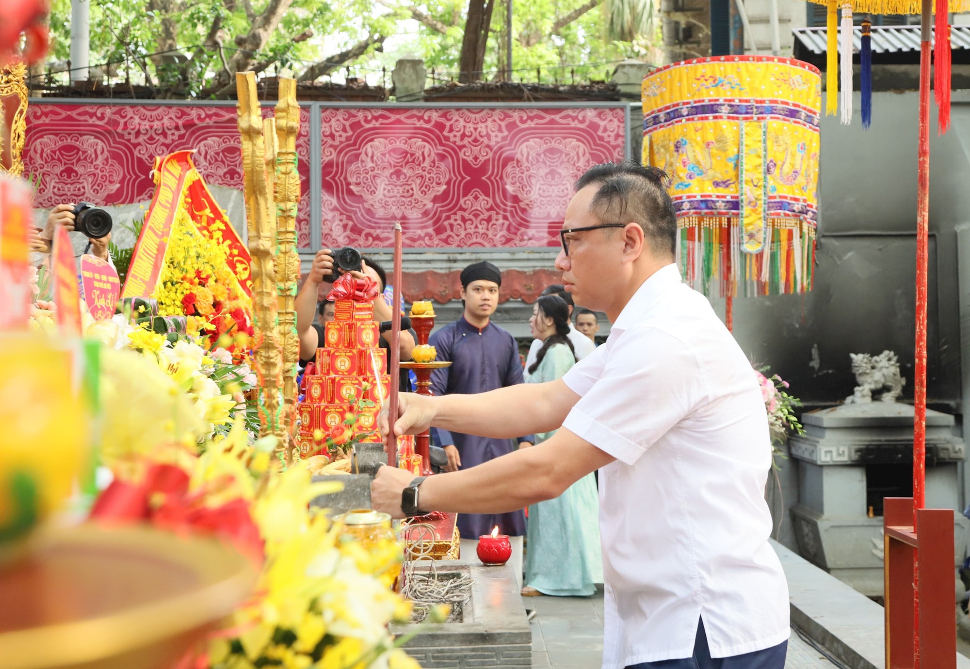 Phường Hoàn Kiếm: Dâng hương kỷ niệm 598 năm ngày Vua Lê Thái Tổ đăng quang- Ảnh 2.