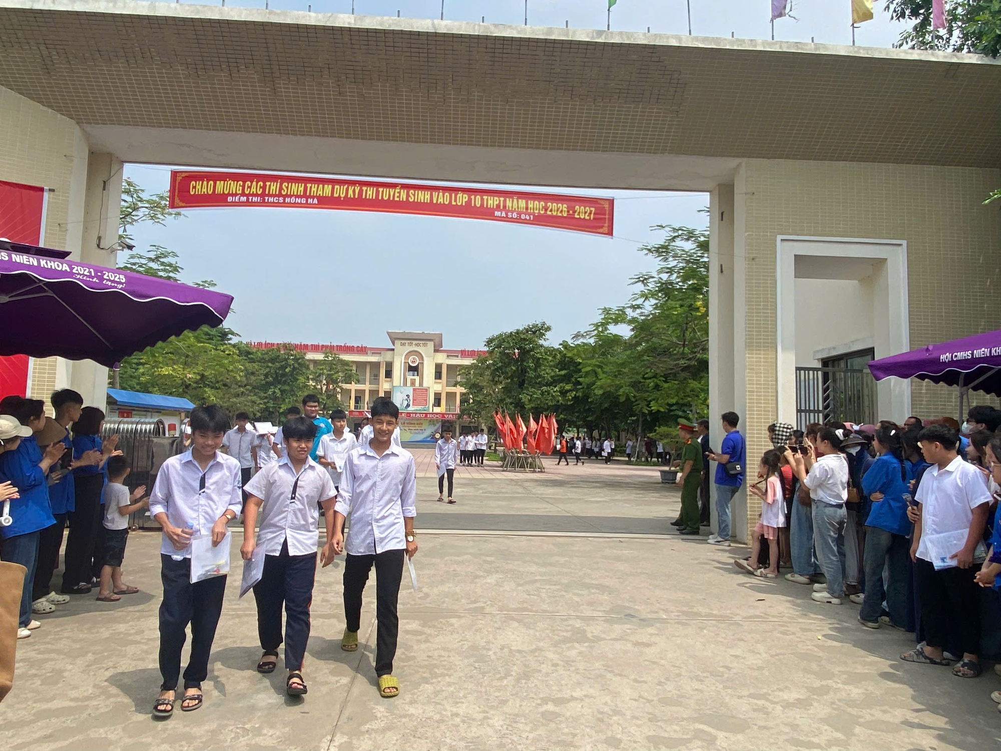 Kỳ thi tuyển sinh vào lớp 10 THPT năm học 2026-2027 trên địa bàn xã Ô Diên diễn ra an toàn, nghiêm túc- Ảnh 1.