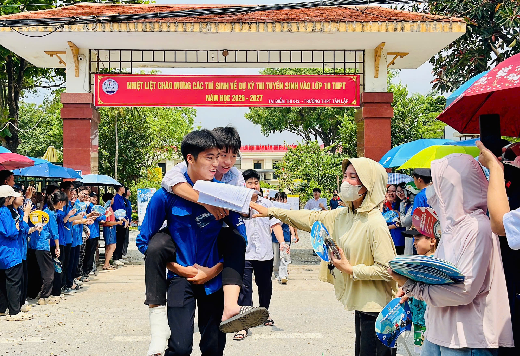 Kỳ thi tuyển sinh vào lớp 10 THPT năm học 2026-2027 trên địa bàn xã Ô Diên diễn ra an toàn, nghiêm túc- Ảnh 3.
