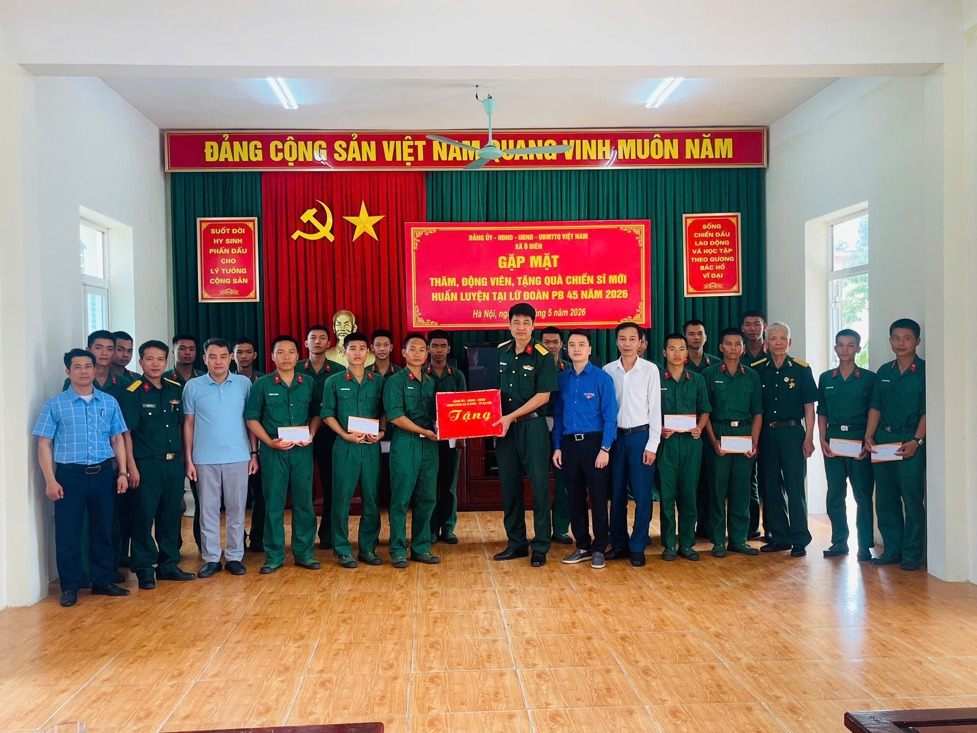 Đoàn công tác xã Ô Diên tổ chức thăm hỏi, động viên chiến sĩ mới nhập ngũ năm 2026- Ảnh 5.