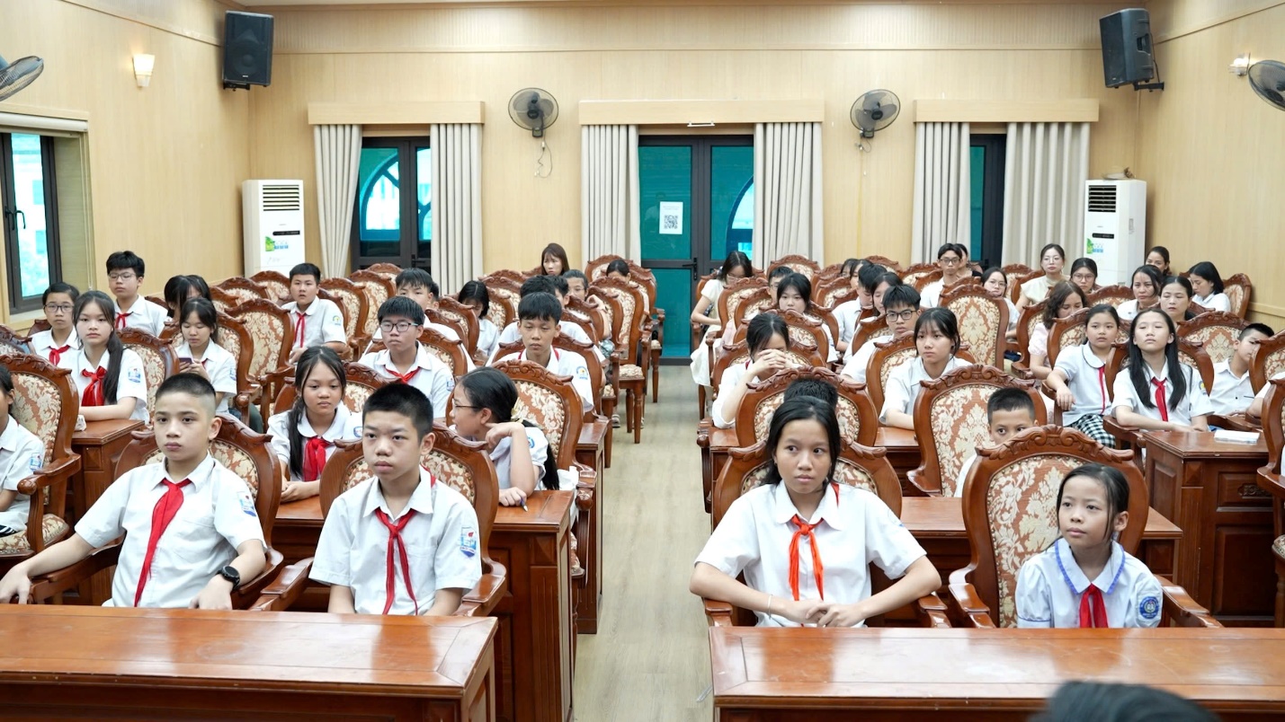 50 "đại biểu nhí" sôi nổi đóng góp ý kiến cho kỳ họp giả định HĐND trẻ em xã Hoài Đức năm 2026- Ảnh 1.