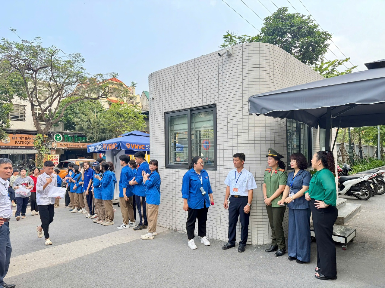 Công an phường Yên Sở phối hợp các lực lượng bảo đảm an toàn kỳ thi tuyển sinh lớp 10 THPT trên địa bàn phường- Ảnh 1.
