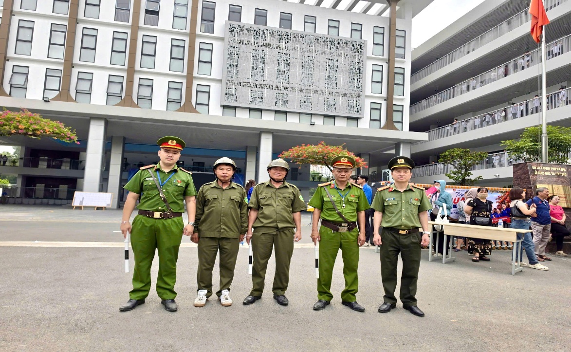 Công an phường Yên Sở phối hợp các lực lượng bảo đảm an toàn kỳ thi tuyển sinh lớp 10 THPT trên địa bàn phường- Ảnh 2.