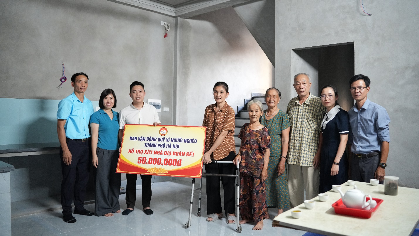 Ủy ban MTTQ xã Hoài Đức trao kinh phí hỗ trợ xây dựng nhà đại đoàn kết cho 2 hộ gia đình có hoàn cảnh đặc biệt khó khăn- Ảnh 1.