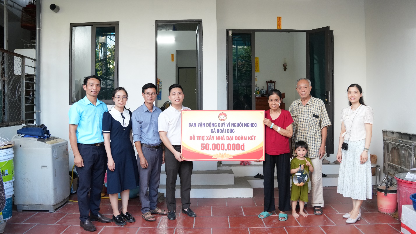 Ủy ban MTTQ xã Hoài Đức trao kinh phí hỗ trợ xây dựng nhà đại đoàn kết cho 2 hộ gia đình có hoàn cảnh đặc biệt khó khăn- Ảnh 2.