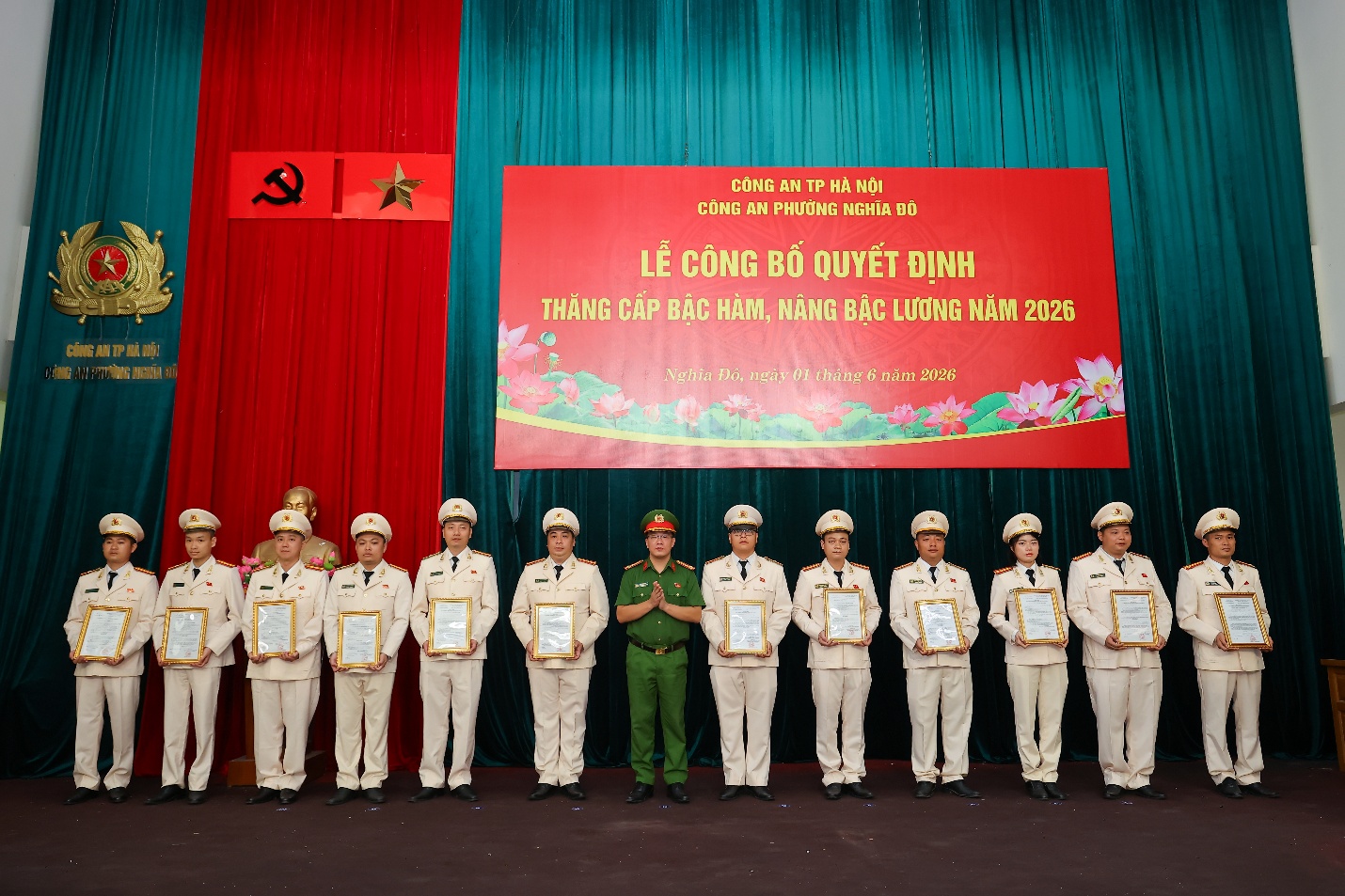 Công an phường Nghĩa Đô: Lễ công bố Quyết định thăng cấp bậc hàm, nâng bậc lương năm 2026- Ảnh 1.