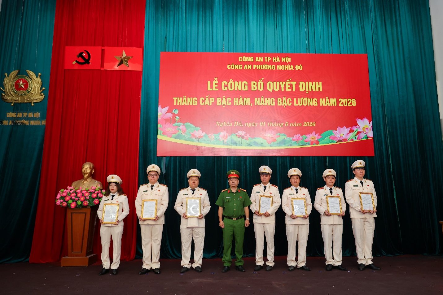 Công an phường Nghĩa Đô: Lễ công bố Quyết định thăng cấp bậc hàm, nâng bậc lương năm 2026- Ảnh 2.