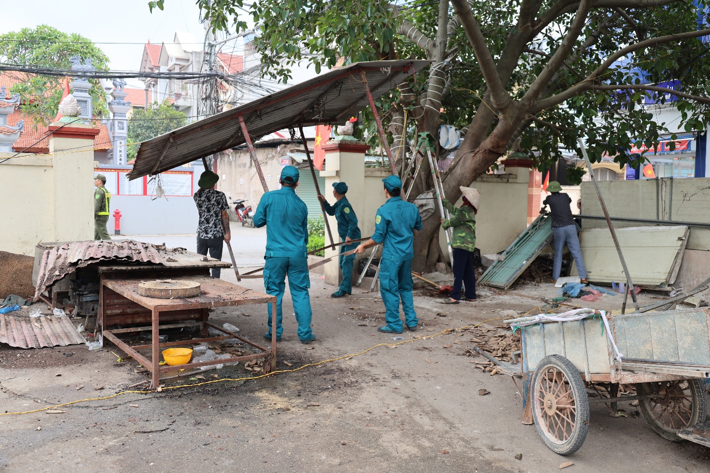 Xã Tiến Thắng kiên quyết giải tỏa, di dời các gian hàng kinh doanh vi phạm tại sân Đình thôn Văn Lôi- Ảnh 3.
