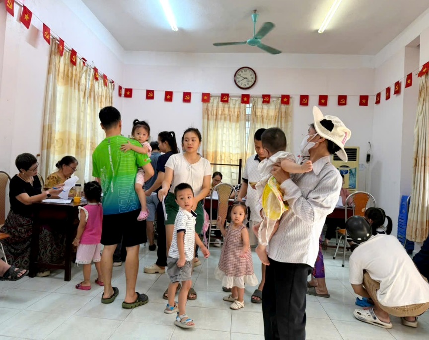 Gần 3.000 trẻ em phường Nghĩa Đô được uống vitamin A      và cân đo trong sáng ngày 01/6- Ảnh 3.