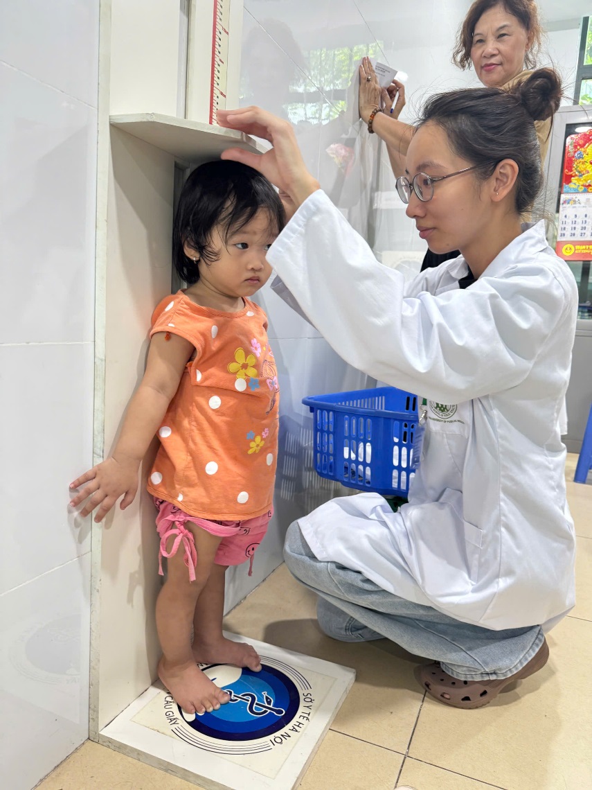 Gần 3.000 trẻ em phường Nghĩa Đô được uống vitamin A      và cân đo trong sáng ngày 01/6- Ảnh 5.