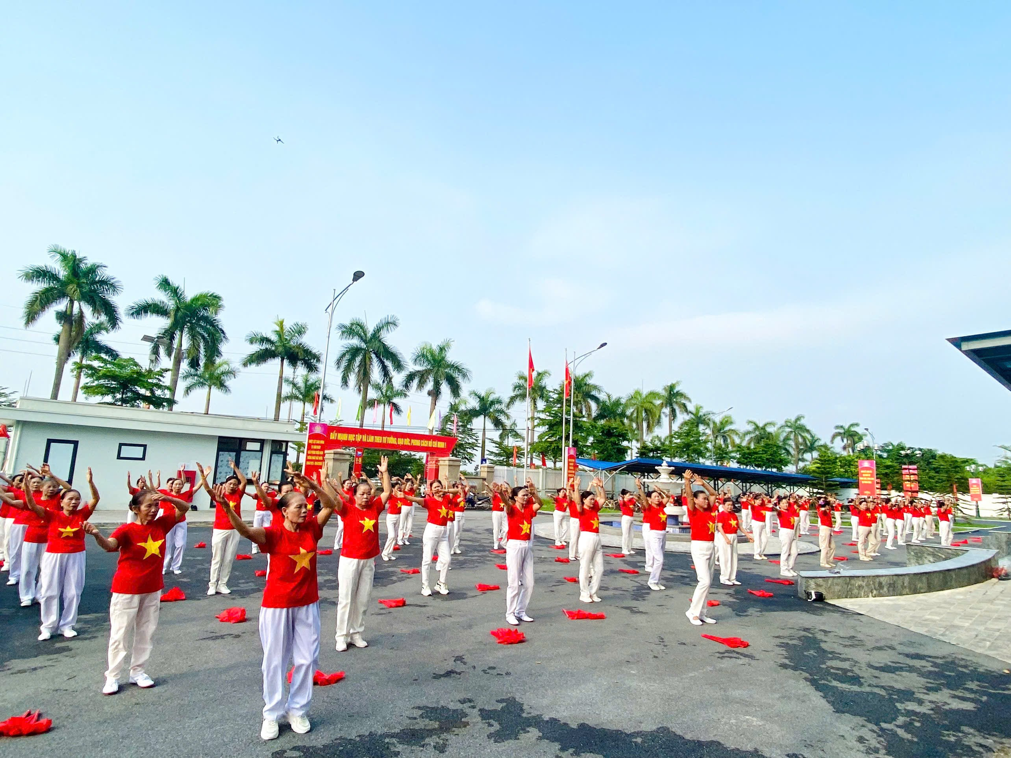 Hội Người cao tuổi khu vực xã Hạ Mỗ tổ chức giao lưu văn nghệ- Ảnh 2.