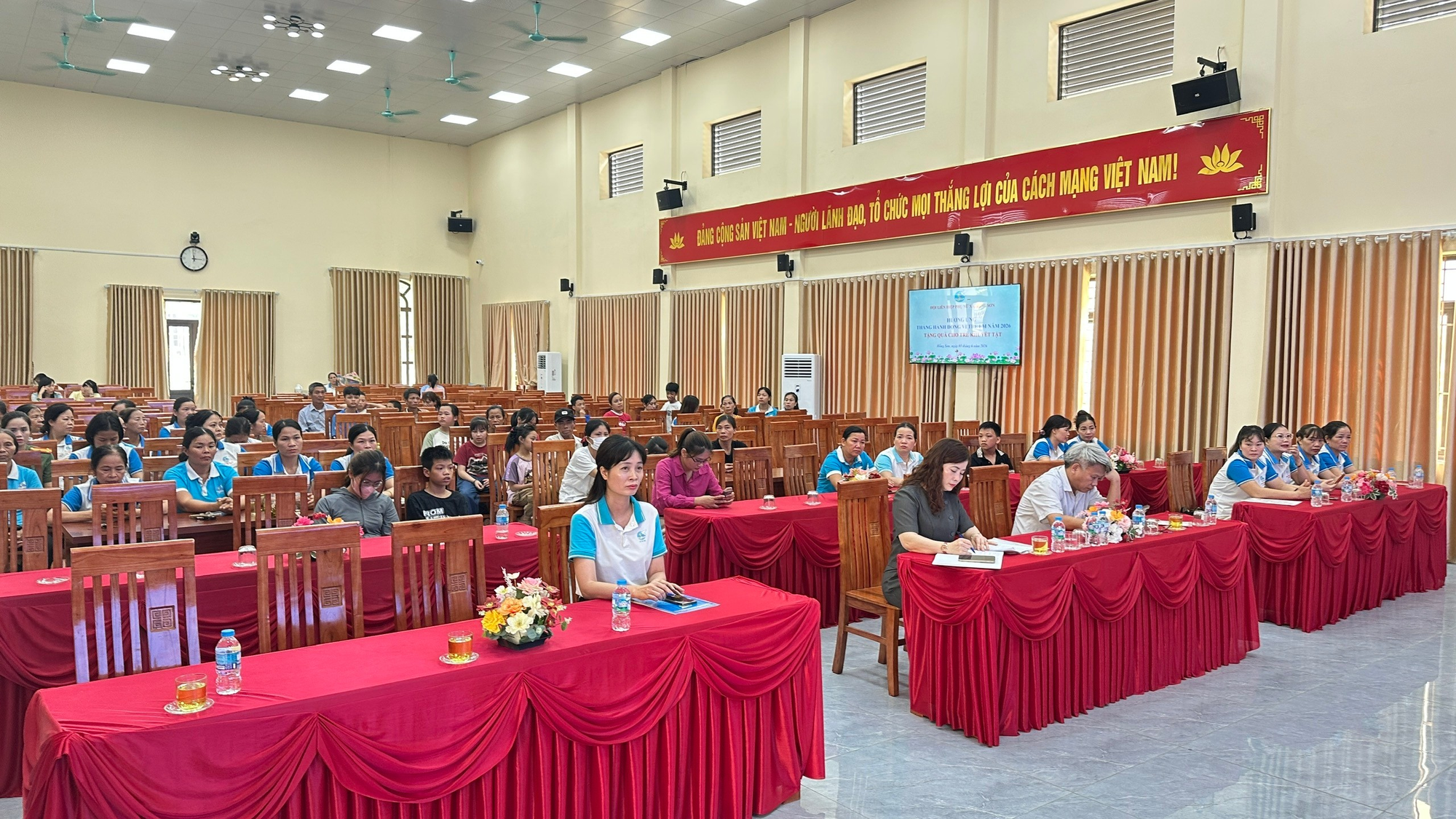 Hội LHPN xã Hồng Sơn trao 31 suất quà cho trẻ khuyết tật nhân Tháng hành động vì trẻ em- Ảnh 1.