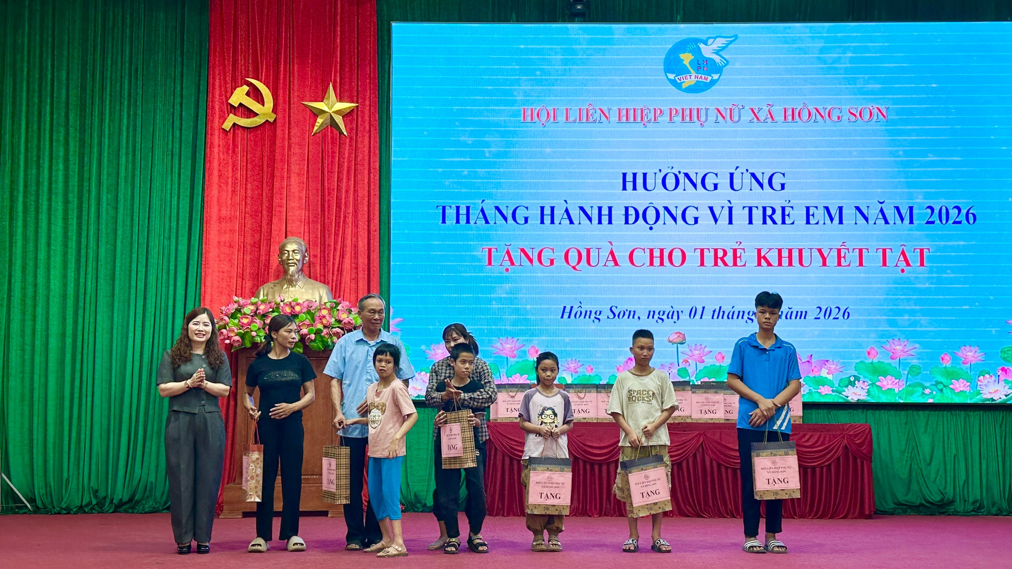 Hội LHPN xã Hồng Sơn trao 31 suất quà cho trẻ khuyết tật nhân Tháng hành động vì trẻ em- Ảnh 2.