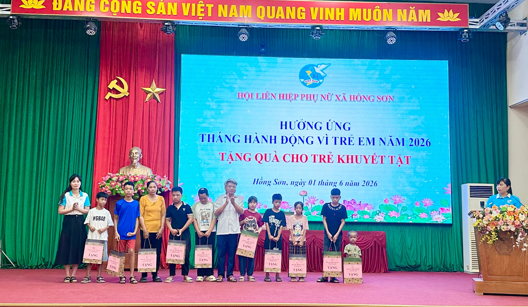 Hội LHPN xã Hồng Sơn trao 31 suất quà cho trẻ khuyết tật nhân Tháng hành động vì trẻ em- Ảnh 3.