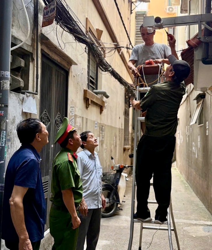 Phường Yên Hòa lan tỏa mô hình xã hội hóa lắp đặt camera AI bảo đảm an ninh, trật tự tại cơ sở- Ảnh 1.